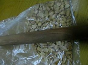 花生米装到保鲜袋里面，用擀面杖擀碎