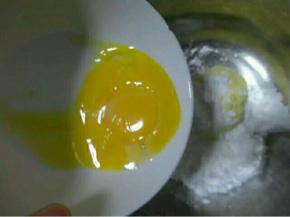 鸡蛋黄也加进去