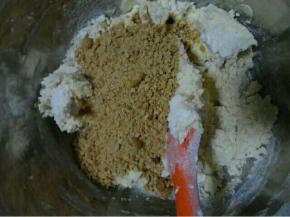 用硅胶铲翻拌一下把花生米碎倒进去