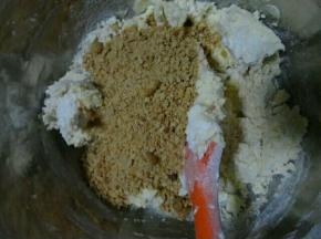 用硅胶铲翻拌一下把花生米碎倒进去