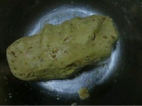 用手揉成面团，这时烤箱预热170度