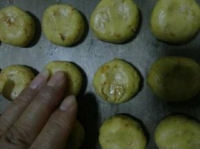用手稍微按扁一点