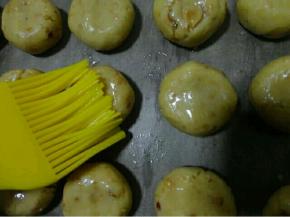 刷一层蛋黄液，放进烤箱中层170度烤20分钟，后面要自己看好了，表面金黄了就可以了