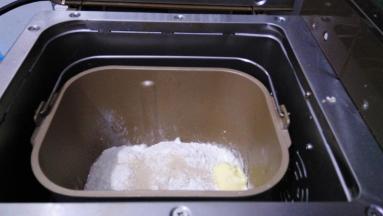 主配方中所有材料按照先液体后粉末的顺序放入面包桶，启动面包机和面28分钟