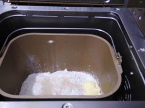 主配方中所有材料按照先液体后粉末的顺序放入面包桶，启动面包机和面28分钟