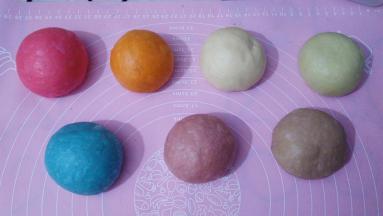 一份保留原色，其他6份分别加入需要的颜色