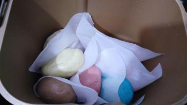 用油纸间隔放入面包桶里发酵20分钟