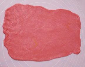 取一个面团擀成扁长的面皮