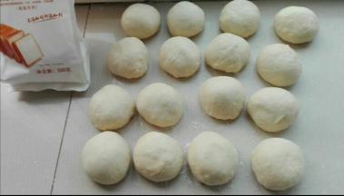 将面团排气，均分八份揉圆，醒发15分钟（我照片是两份的量）