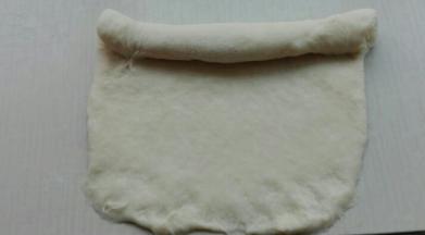 取一个擀开，自上而下卷起