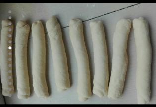 依次卷好，分次分别搓成长条，不要一次性搓长，那样不容易搓成很长