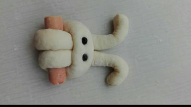 稍加装饰，用黑豆做了两个眼睛按上去，小兔子就完工了，进行第二次发酵，发酵到原来1.5倍大