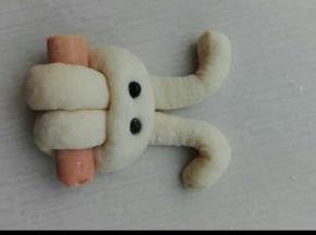 稍加装饰，用黑豆做了两个眼睛按上去，小兔子就完工了，进行第二次发酵，发酵到原来1.5倍大
