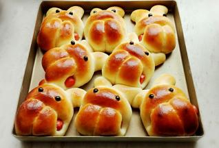 烤箱预热，中层180度，20分钟，出炉