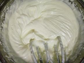 淡奶油加糖打至六七分发