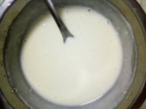 泡软的吉利丁片隔水融化和酸奶搅匀，再加入淡奶油搅匀