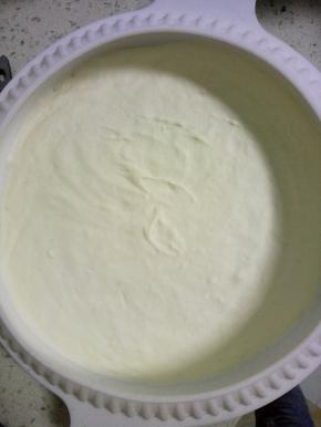 倒一小半慕斯液进模具入冰箱冷冻半小时