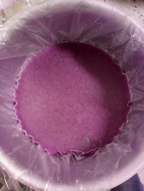 泡软的吉利丁片隔水融化，加入拌匀的酸奶和紫薯泥，倒入垫了保鲜膜的六寸圆模冷冻半小时