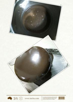 模具里放入紫薯层，倒入剩下的慕斯液，盖上合适的大小的蛋糕片，冷冻5小时以上，取出脱模，巧克力加淡奶油隔水融化过筛，淋在蛋糕上