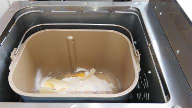 不同品牌的面包粉吸水性不同，和面的时候留意观察面团状态 2.不同品牌的烤箱的温度都不同，根据平时的使用情况灵活调整