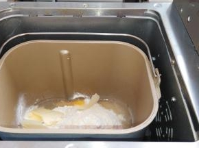 不同品牌的面包粉吸水性不同，和面的时候留意观察面团状态 2.不同品牌的烤箱的温度都不同，根据平时的使用情况灵活调整