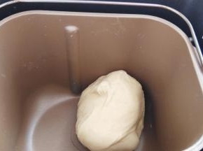 面团揉光滑。