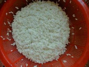 准备半斤糯米淘洗干净沥干水