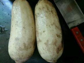 藕两节，我这里刚好两斤半，藕要选糯的，粗细均匀的，这样好装糯米