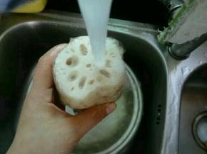 这样对着水冲洗干净