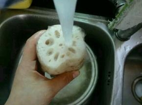 这样对着水冲洗干净