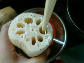 然后用筷子对着藕孔里把糯米压紧实