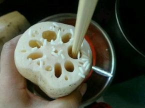 然后用筷子对着藕孔里把糯米压紧实