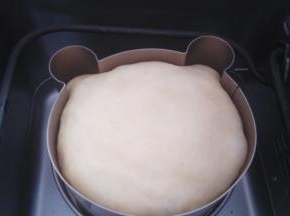 面团发酵到小熊模具的9分满，我用的面包机在发酵时温度比较好，30分钟就发好了
