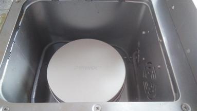 盖上盖子，启动面包机的烘烤功能，时间设定40分钟（烘烤前在小熊模具上压一个耐高温的重物，避免在烘烤过程中面团将模具的盖子顶开）