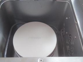盖上盖子，启动面包机的烘烤功能，时间设定40分钟（烘烤前在小熊模具上压一个耐高温的重物，避免在烘烤过程中面团将模具的盖子顶开）