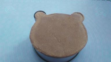 面包烤好后拿出来脱模，冷却（取模具的时候要小心，避免碰到发热管）