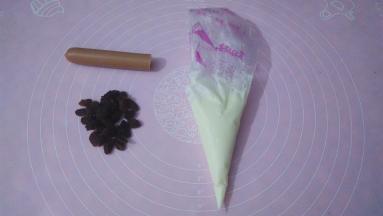 在面包冷却的时候准备画小熊五官的材料，我用的沙拉酱，葡萄干，火腿肠，大家可以根据自己的喜好选择合适的材料