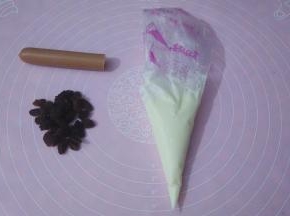 在面包冷却的时候准备画小熊五官的材料，我用的沙拉酱，葡萄干，火腿肠，大家可以根据自己的喜好选择合适的材料
