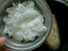 放入200克糖，喜欢甜点的可以再加100克，也可以是冰糖