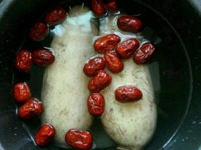 红枣，这个多少自己定，还可以放桂圆干放里面