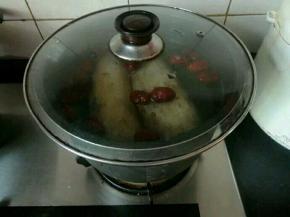 盖上锅盖大火烧开转小火熬2个小时，用高压锅最好，我懒没拿出来