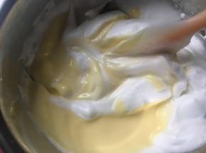 乳酪蛋黄糊与蛋清混合均匀，用翻拌切拌手法（先3分之1蛋清加入乳酪蛋黄糊中混合均匀，再其倒入剩下的蛋清里，混合均匀）