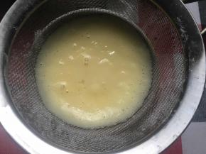 乳酪蛋黄糊过筛，这样蛋糕组织更细腻，口感更好