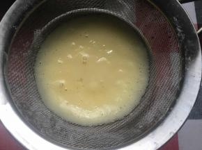 乳酪蛋黄糊过筛，这样蛋糕组织更细腻，口感更好