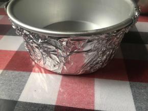 模具包好锡纸，然后倒入芝士蛋糕糊，并震2下，把里面的气泡震出来