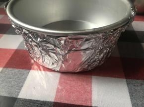 模具包好锡纸，然后倒入芝士蛋糕糊，并震2下，把里面的气泡震出来