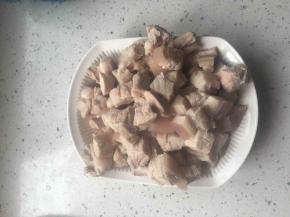 猪肉切麻将块，凉水入锅焯水，控干水分