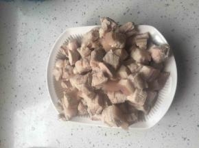 猪肉切麻将块，凉水入锅焯水，控干水分