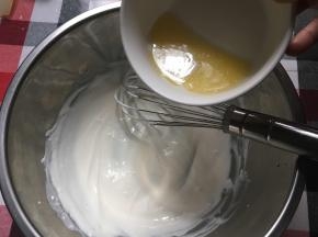 直至奶酪与牛奶混合均匀，出现小纹路时，加入液化好的黄油，分3次加入