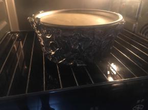 烤箱中下层放置装有水的烤盘，再在上面放烤网，烤箱140度提前预热10分钟，然后放入蛋糕140度烤1小时